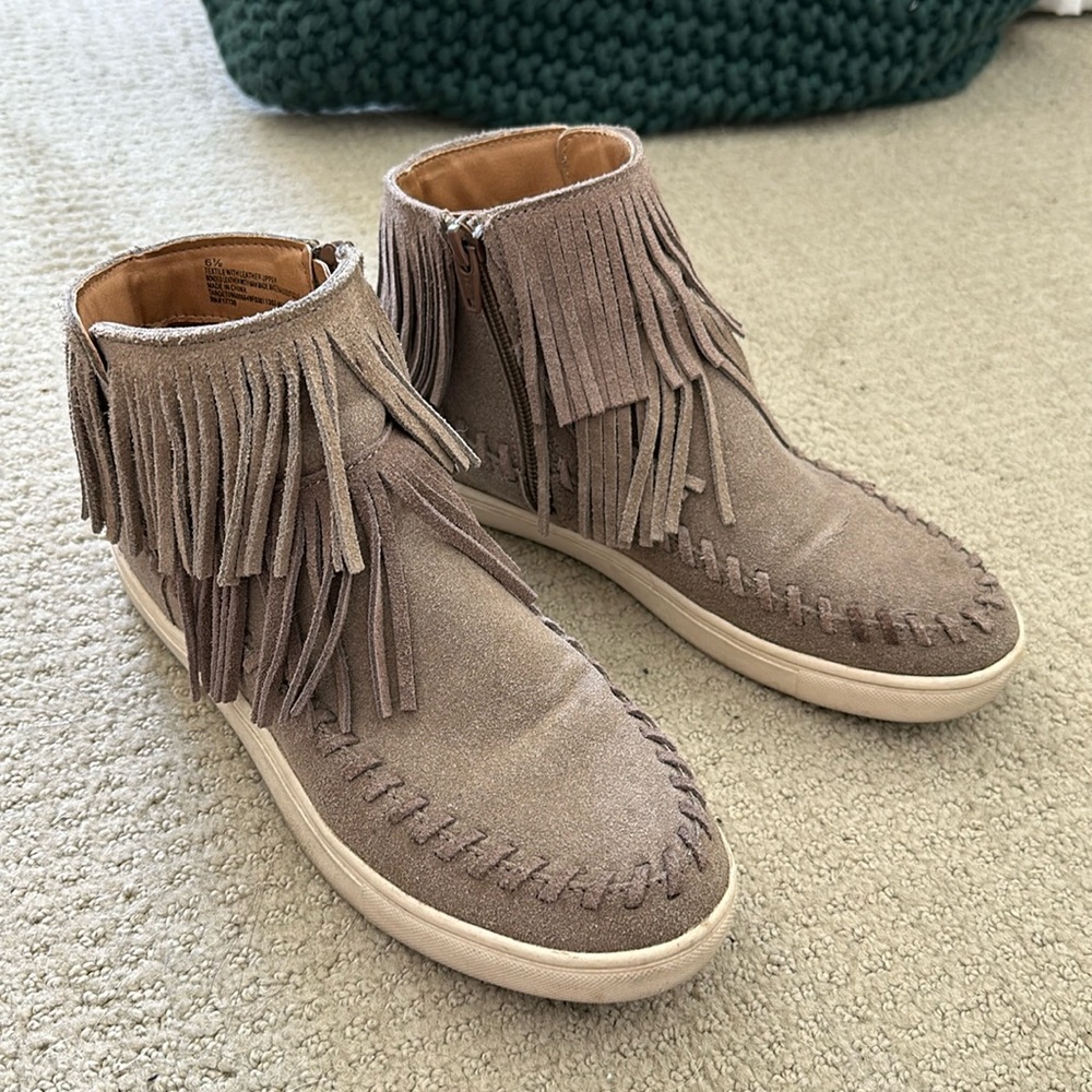 Moccasin style casual zip shoe